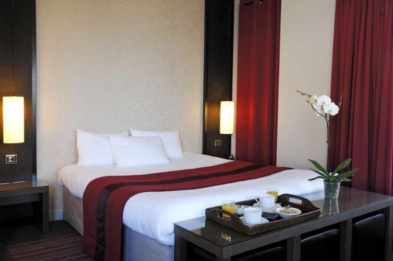 Western Du Pont Wilson 4* Lyon